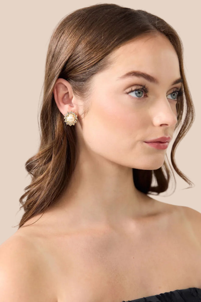 Sutton Stud Earrings in Pearl